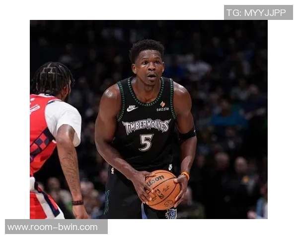 爱德华兹高效得分难救主球队失利全场19投11中砍下31分表现依旧亮眼